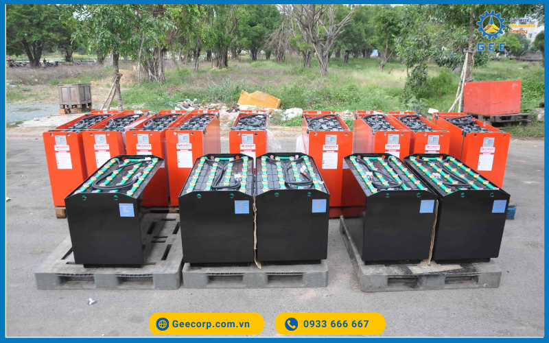 Ac-quy-xe-nang-36V-co-the-duoc-su-dung-cho-nhieu-loai-thiet-bi-cong-nghiep-chay-dien,-chang-han-nhu-xe-nang-tay-dien-(pallet-jack),-xe-keo-dien-(tow-trac