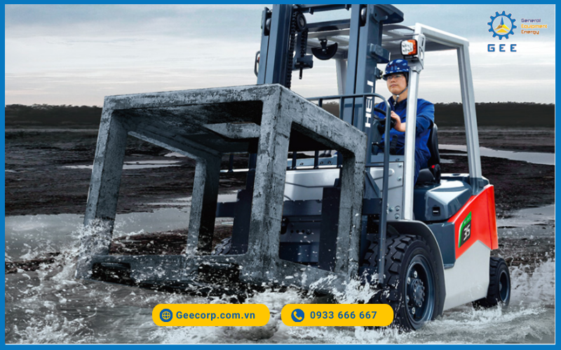 Cac-dong-xe-nang-dien-cua-Heli-duoc-trang-bi-ac-quy-lithium-ben-bi-ket-hop-voi-dong-co-khong-choi-than-giup-xe-nang-giam-thieu-bao-duong-va