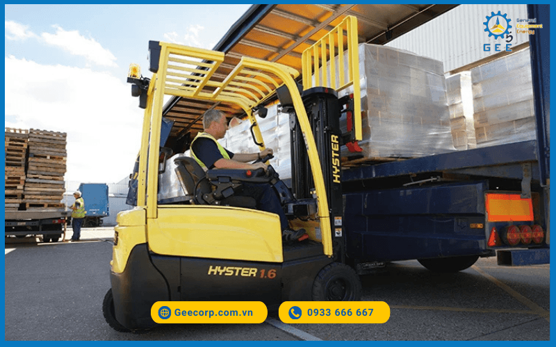 Xe nâng điện 3 bánh gồm 2 bánh trước chịu lực chính và 1 bánh lái phía sau