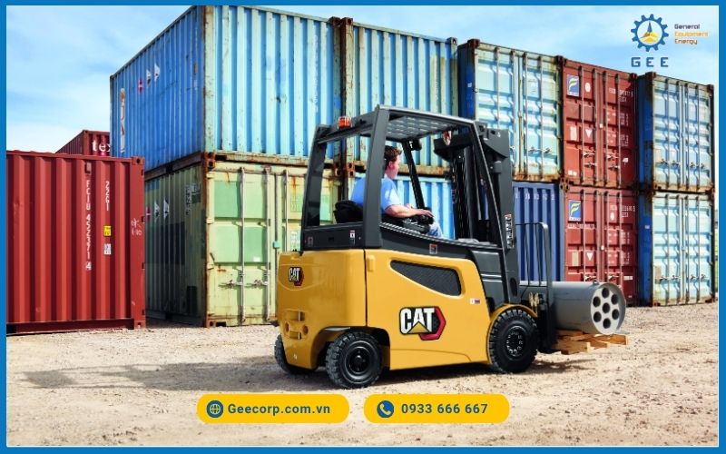 Xe nâng điện 4 bánh gồm 2 bánh trước và 2 bánh sau