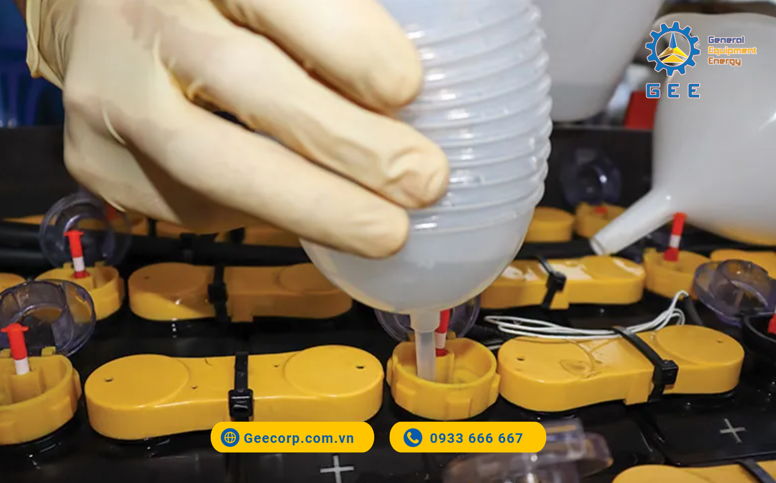 nuoc-cat-cham-binh-ac-quy-xe-nang-dien-co-bao-nhieu-loai-3