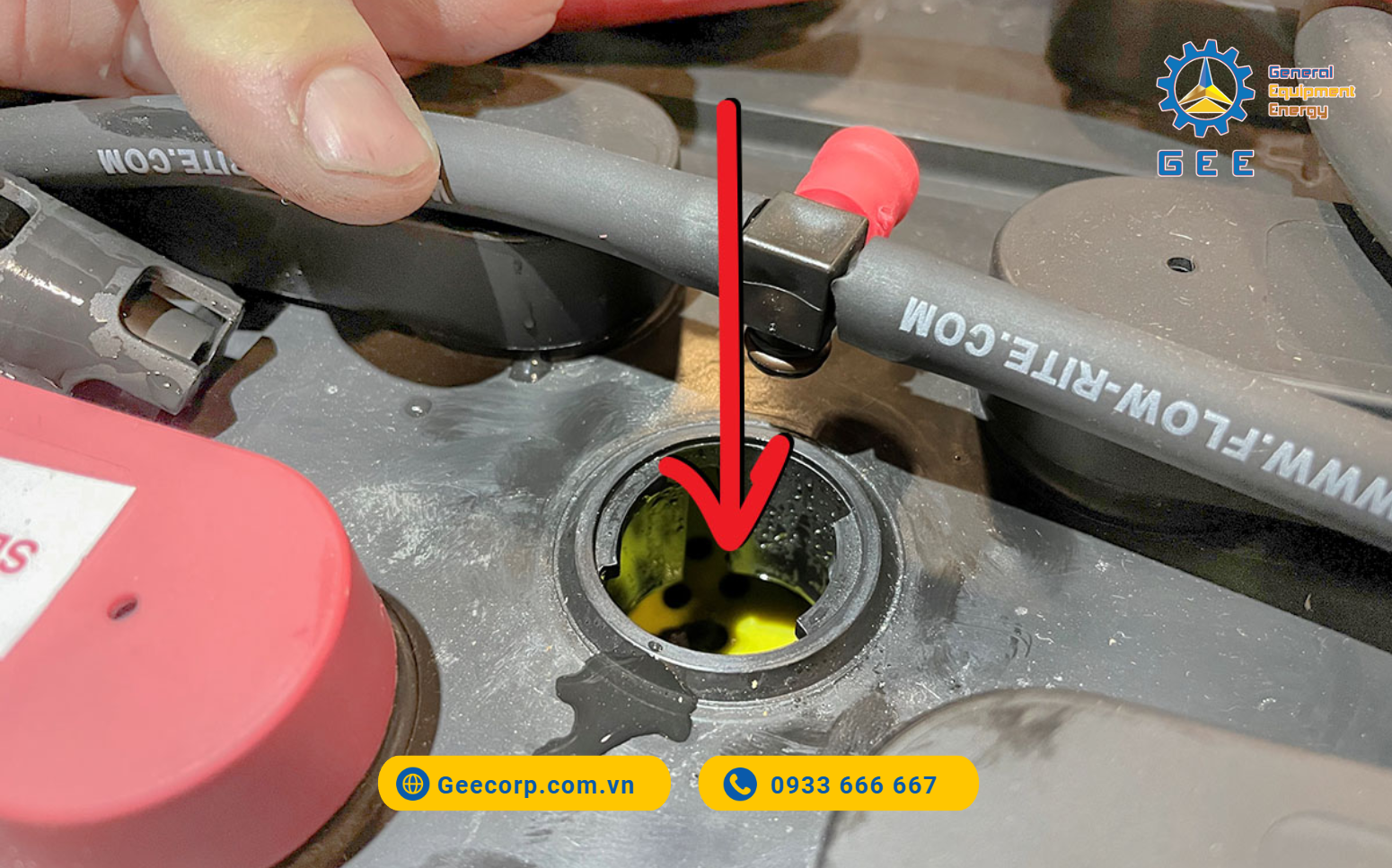 nuoc-cat-cham-binh-ac-quy-xe-nang-dien-co-bao-nhieu-loai-6