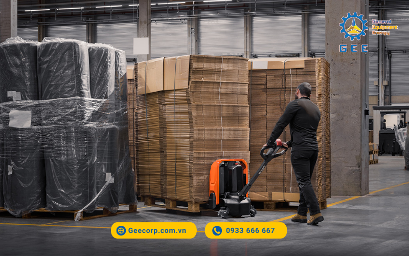 Xe nâng tay điện giúp doanh nghiệp tăng năng suất, giảm chi phí vận hành dài hạn