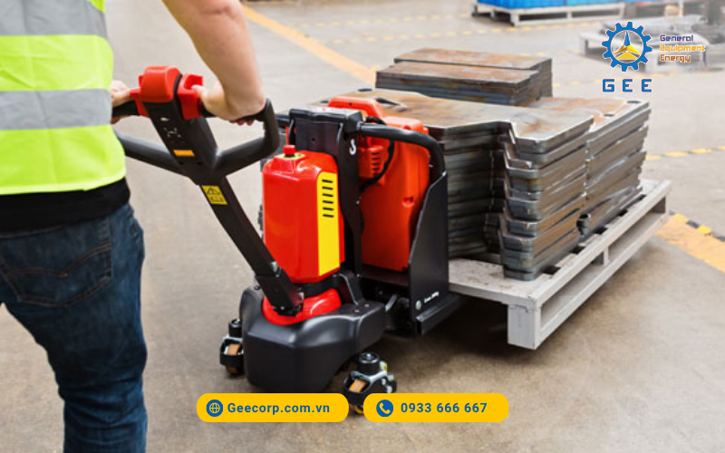  Xe nâng tay điện thấp lý tưởng cho di chuyển ngang trong kho kín hoặc container