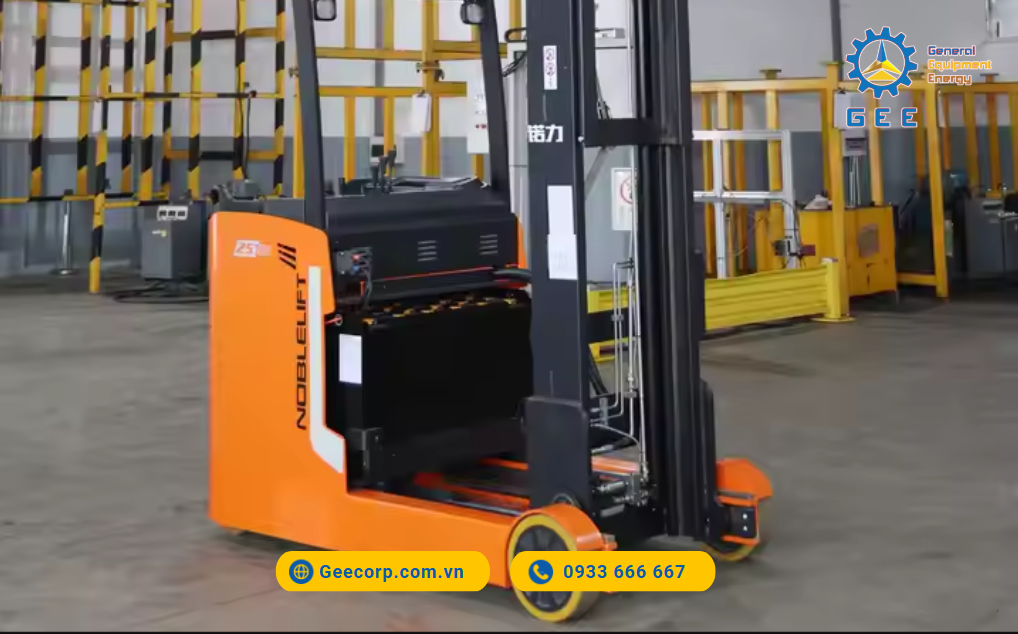 Với kích thước chuẩn DIN (ốm, cao) và công nghệ tiên tiến, ắc quy xe nâng điện đứng lái giúp xe vận hành ổn định, đặc biệt trong các môi trường kho hẹp và yêu cầu nâng hạ chính xác.