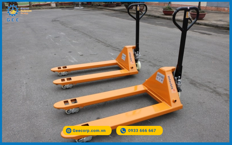 Xe nâng tay càng rộng là lựa chọn tối ưu khi bạn cần xử lý pallet lớn, hàng hóa cồng kềnh hoặc vận hành trong môi trường cần sự ổn định cao. 