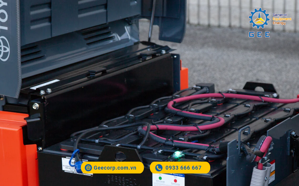  Tại thị trường Việt Nam, các thương hiệu ắc quy xe nâng điện đứng lái nổi tiếng đang được GEE Việt Nam phân phối chính hãng, kèm bảo hành từ 18–24 tháng cùng đội ngũ kỹ thuật hỗ trợ tận nơi trên toàn quốc