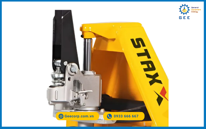 Chi tiết Bơm thủy lực đúc nguyên khối của xe nâng tay 3 tấn Staxx