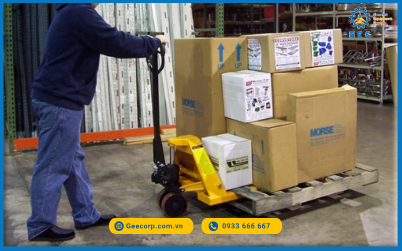 Chon-xe-nang-tay-theo-kich-thuoc-pallet-trong-kho-se-giup-toi-uu-hoa-cong-viec
