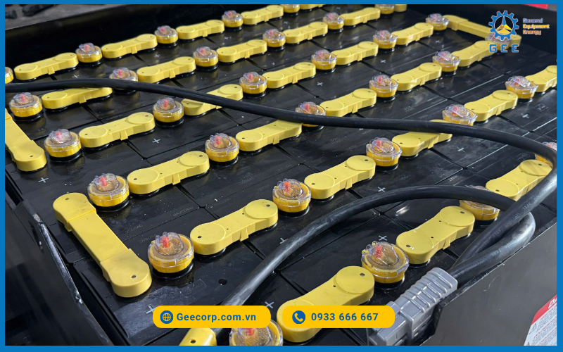 Lắp Đặt Ắc Quy Xe Nâng Gs Yuasa 72v - 435ah Cho Xe Komatsu Tại Công Ty Vận Tải Việt Nhật