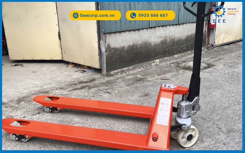 Ưu điểm của xe nâng tay càng rộng phù hợp cho không gian làm việc hạn chế