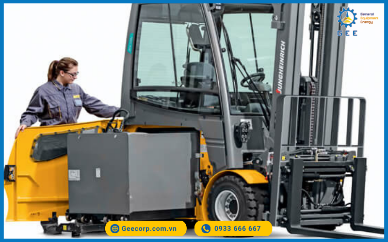 Thường xuyên kiểm tra tình trạng của ắc quy xe nâng
