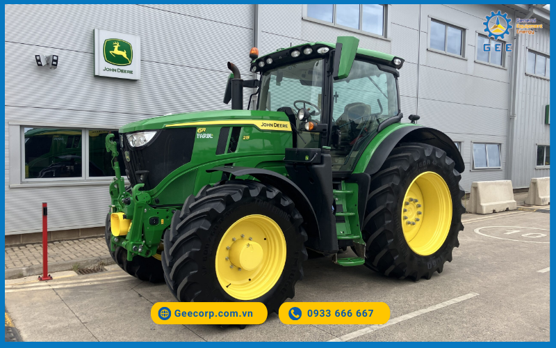 May-cay-John-Deere-6R-215-co-cong-suat-đinh-muc-la-215-ma-luc-(HP)-–-thiet-ke-manh-me,-hien-đai,-phu-hop-cho-trang-trai-cong-suat-lon-va-nong-nghiep-thong-minh