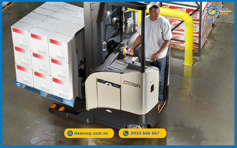 Xe nâng điện Reach Truck Crown