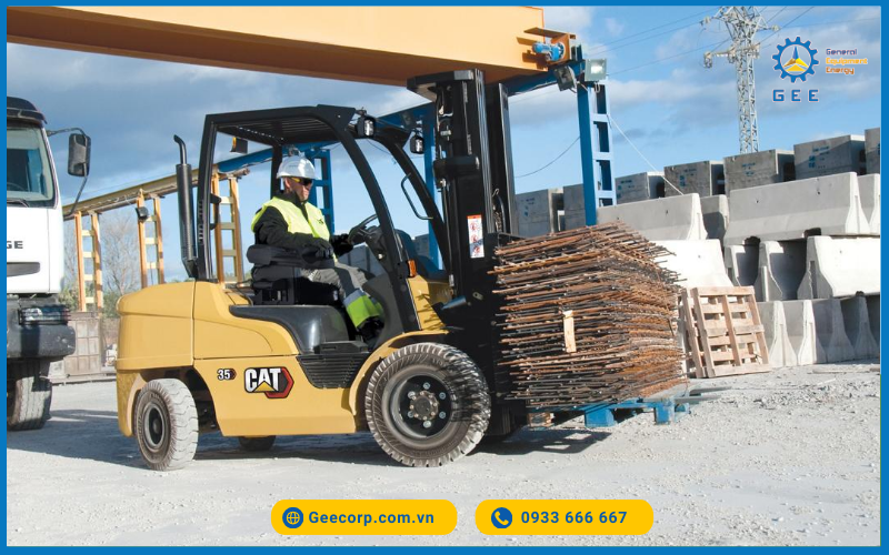 Xe nâng điện CAT vận hành trong ngành vật liệu xây dựng