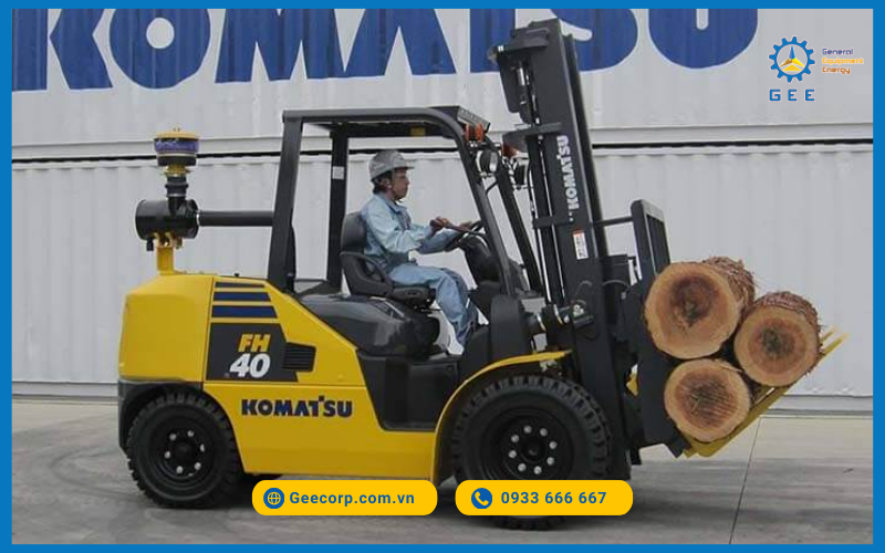 Xe nâng dầu Komatsu nâng khối gỗ