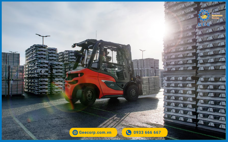 Xe nâng dầu Linde vận hành ở kho bãi lớn