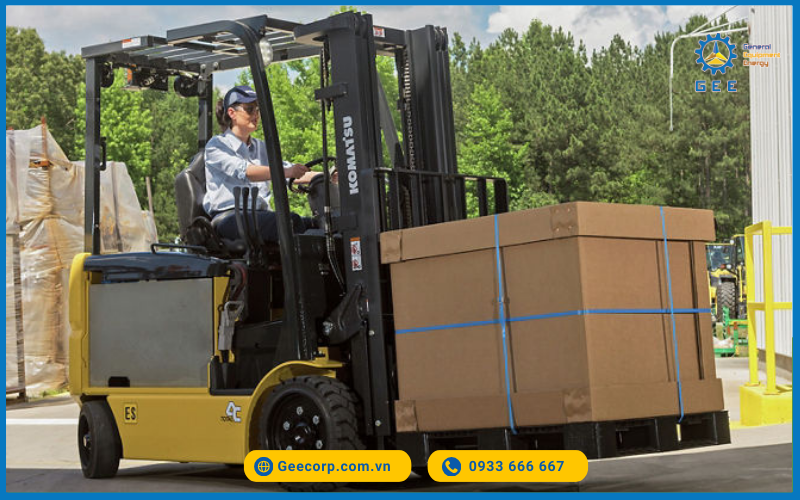 Xe nâng điện Komatsu hoạt động tại khu công nghiệp