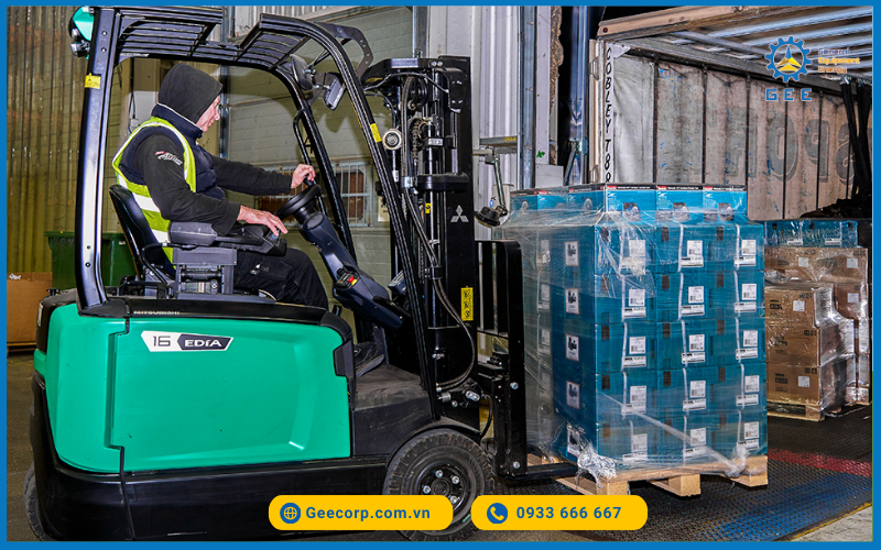 Xe nâng điện Mitsubishi vận hành trong kho bãi