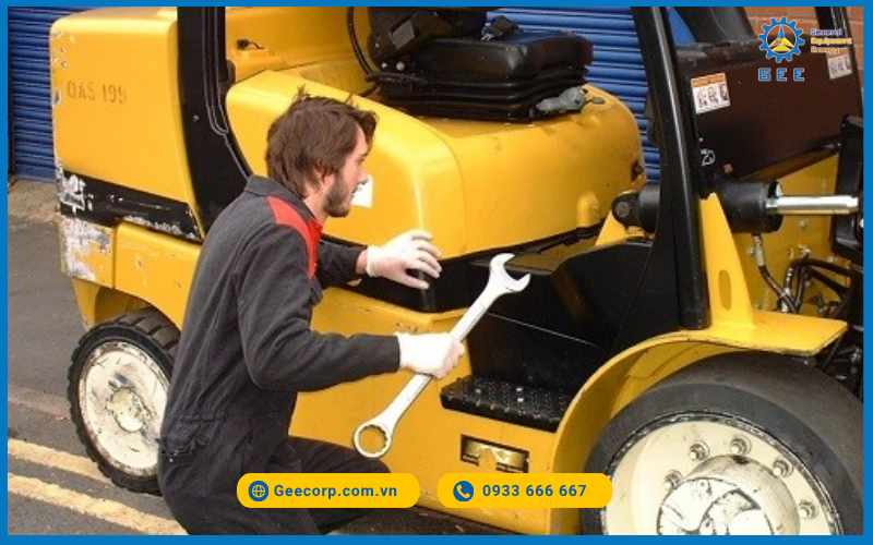 Bao-duong-đinh-ky-va-chuyen-nghiep-giup-tang-hieu-suat-lam-viec-va-tuoi-tho-cua-xe-nang-thuy-san