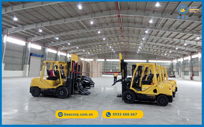 Xe-nang-HYSTER-lap-bo-kep-giay
