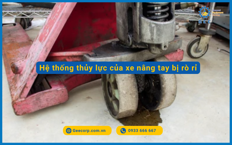 Hệ thống thủy lực của xe nâng tay bị rò rỉ.