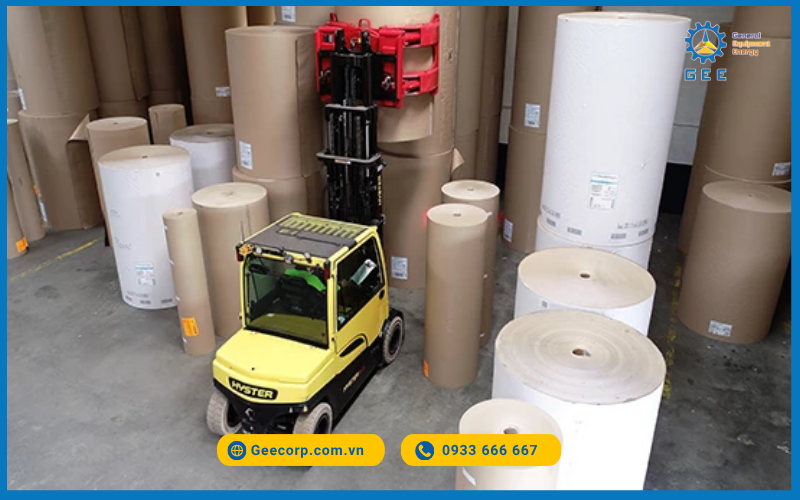Xe nâng điện Hyster kèm phụ kiện càng kẹp giấy dành cho nhà máy giấy.