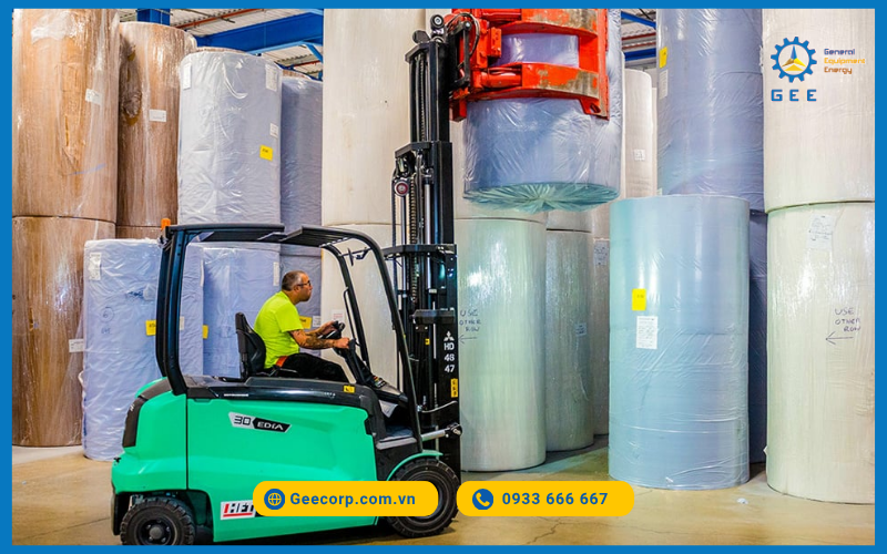 Xe nâng ngành giấy thường phải kẹp cuộn giấy nặng hàng tấn.