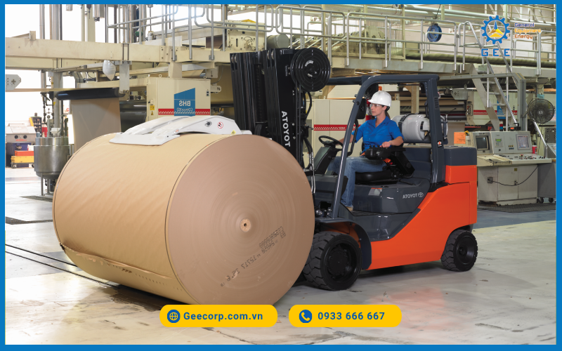 Xe nâng Nichiyu gắn phụ kiện càng kẹp cuộn giấy.