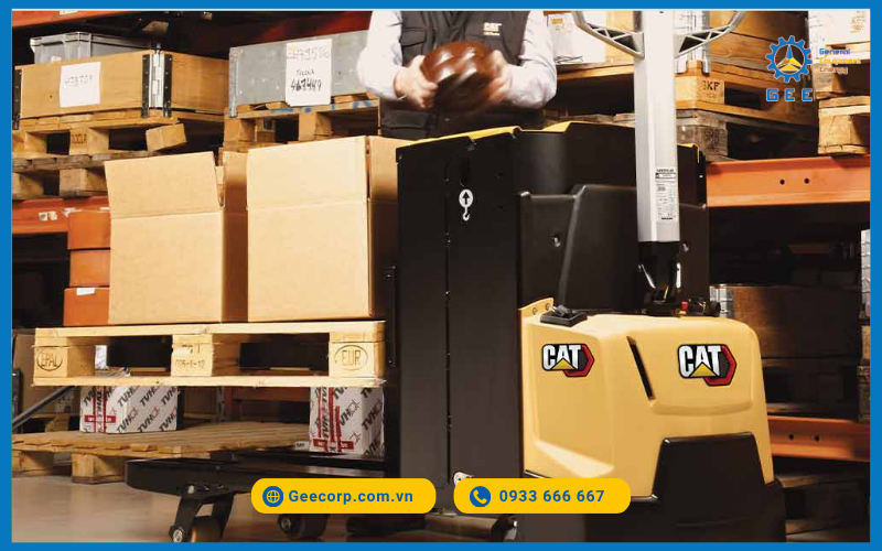 Xe nâng tay điện CAT trong ngành sản xuất công nghiệp.
