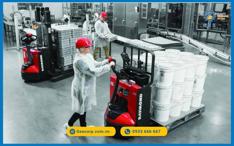 Xe nâng tay điện Raymond trong kho lạnh thủy sản.