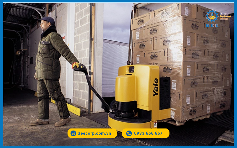 Xe nâng tay điện Yale hoạt động trong logistics container.