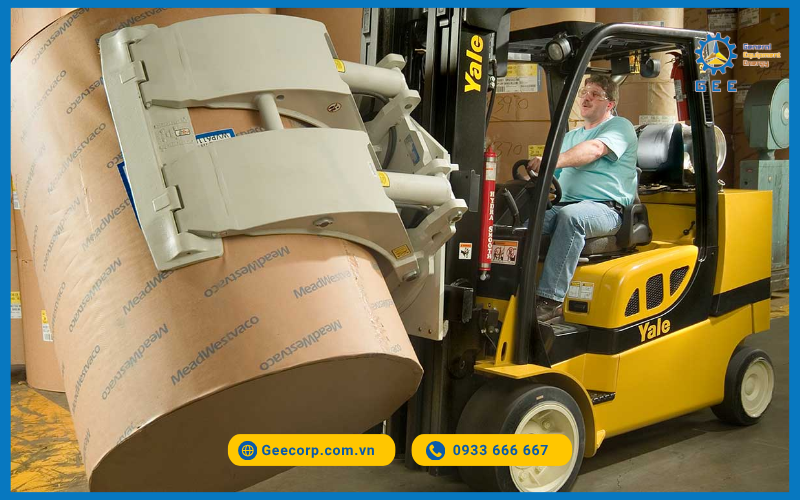 Xe nâng Yale trang bị phụ kiện càng kẹp xoay 360°.
