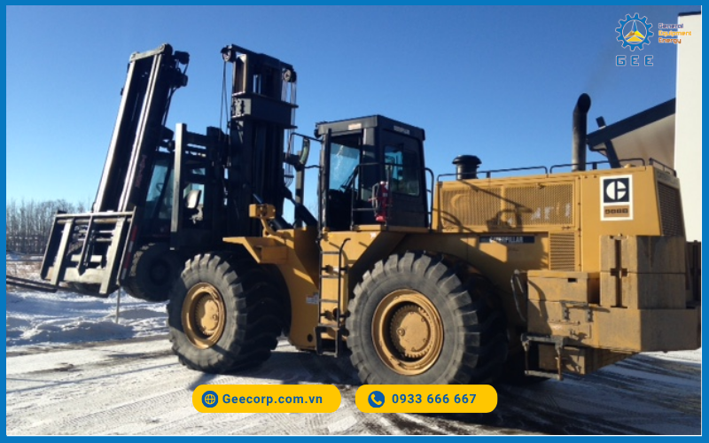 Caterpillar-988DV43-dong-material-handler-%C4%91uoc-su-dung-%C4%91e-xu-ly-cac-container-hoac-hang-khoi-lon-tai-ben-cang
