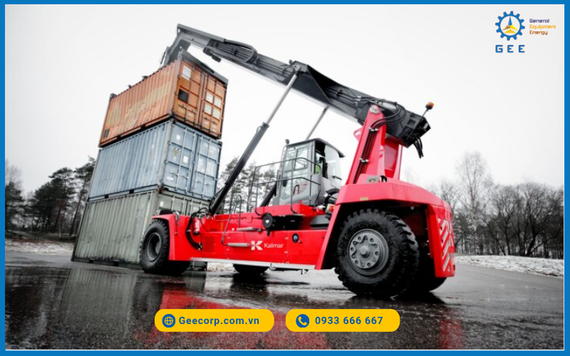 Dong%20C-Series%20Reachstacker%20co%20kha%20nang%20nang%20toi%2045%20tan%2C%20phu%20hop%20cho%20cac%20bai%20container%20mat%20%C4%91o%20cao