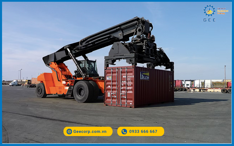 Toyota-co-dong-reach-stacker-THD%E2%80%91R96--R%E2%80%91series-%C4%91uoc-thiet-ke-%C4%91e-xep-toi-5-container-cao%2C-voi-tam-voi-sau-3-hang