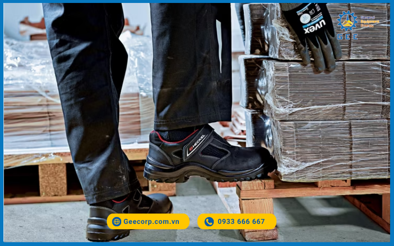 Giày bảo hộ.