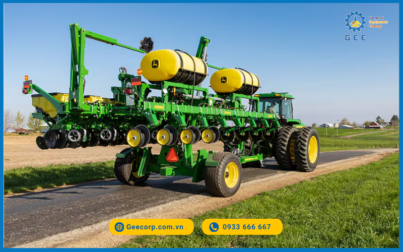 John Deere vận chuyển nông cụ.