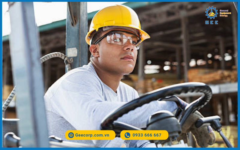 Kính bảo vệ mắt cho người vận hành xe nâng.