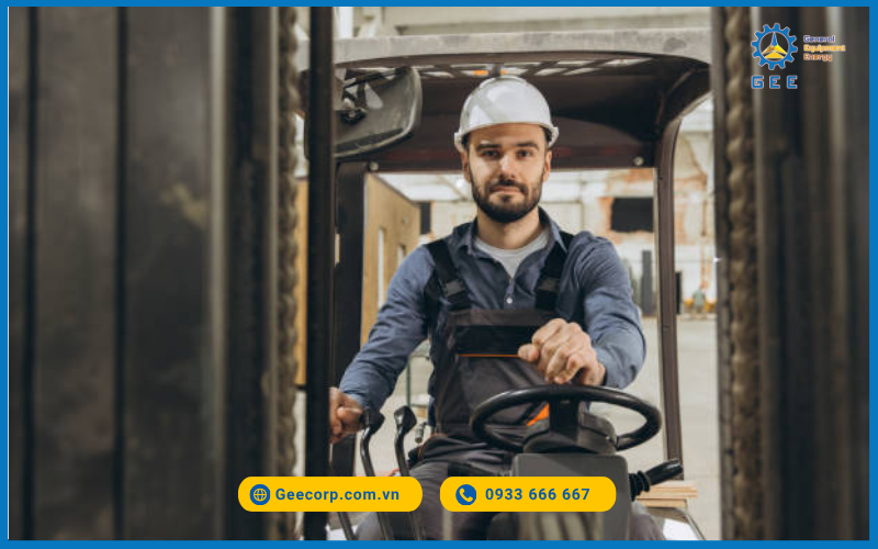 Nón bảo vệ đầu người vận hành xe nâng khỏi các vật rơi từ trên cao.