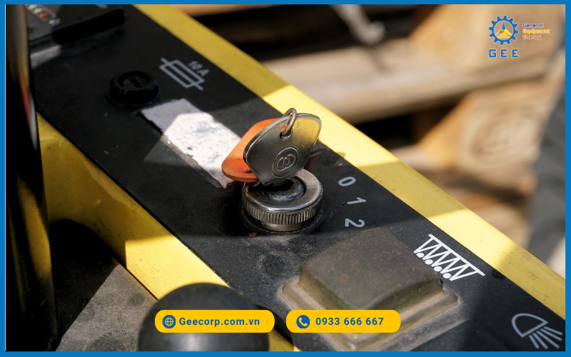 Vị trí của ổ khóa xe nâng điện.