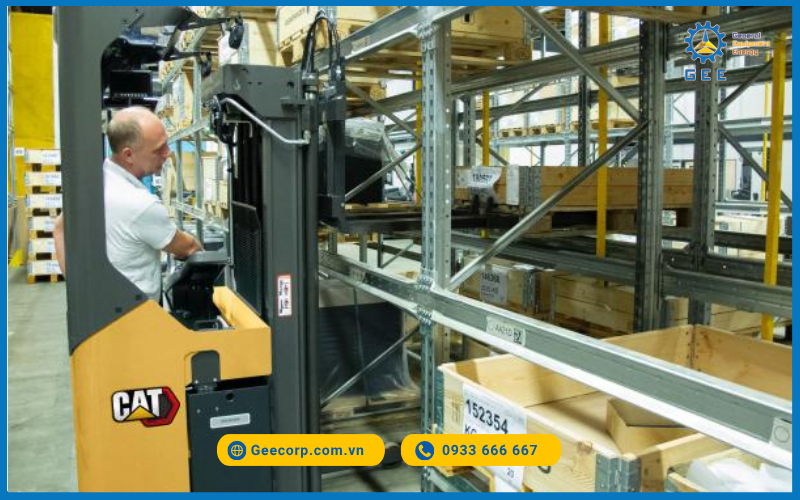 Xe nâng điện CAT ứng dụng trong kho kệ Double Deep.