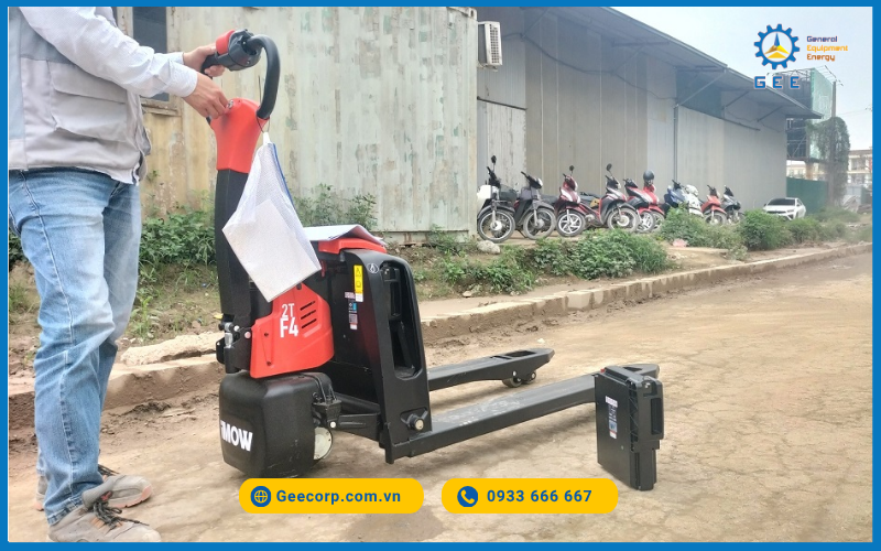 Xe nâng điện bán tự động.