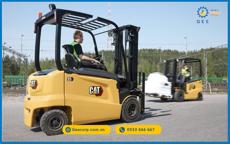 Xe nâng điện ngồi lái CAT.