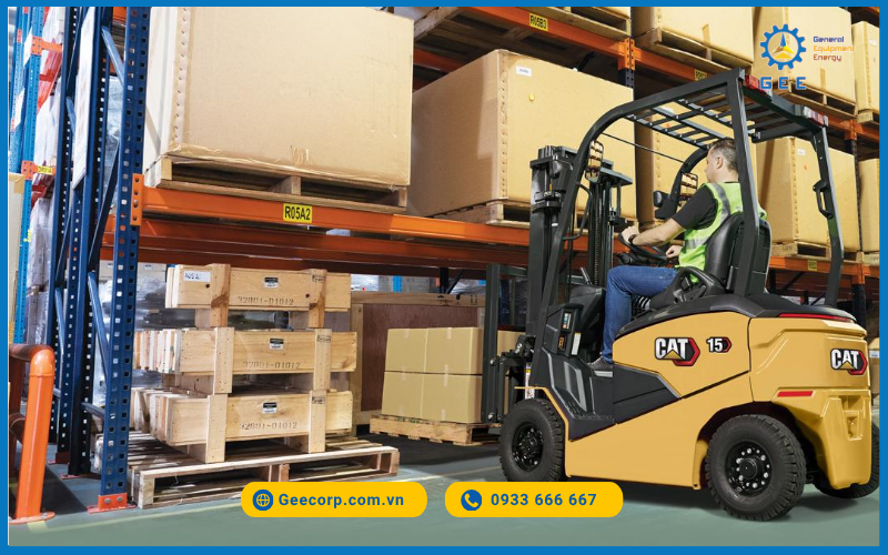 Xe nâng điện ngồi lái CAT.