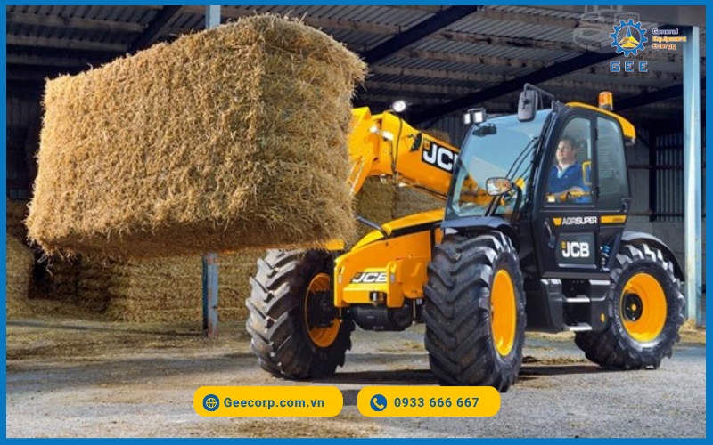 Xe nâng đa năng Telehandler JCB có khả năng làm việc cẩu hàng.