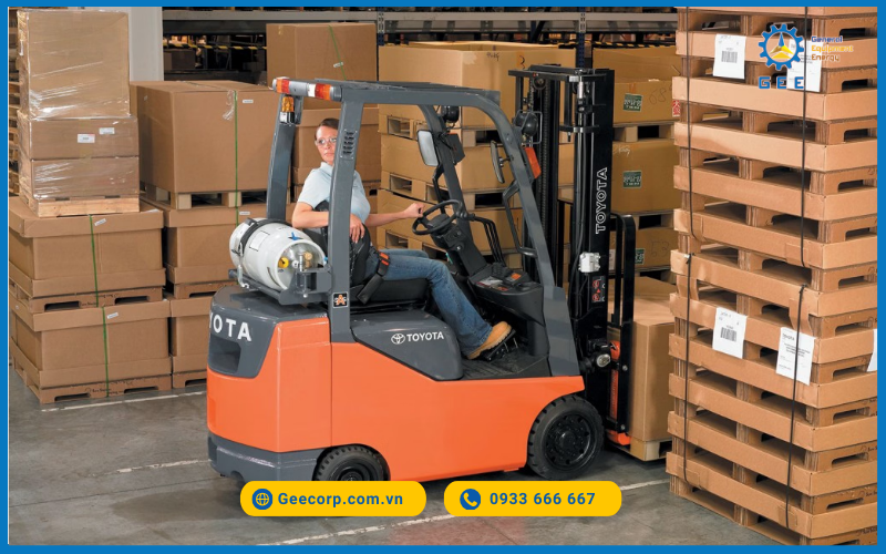 Xe nâng xăng Toyota.