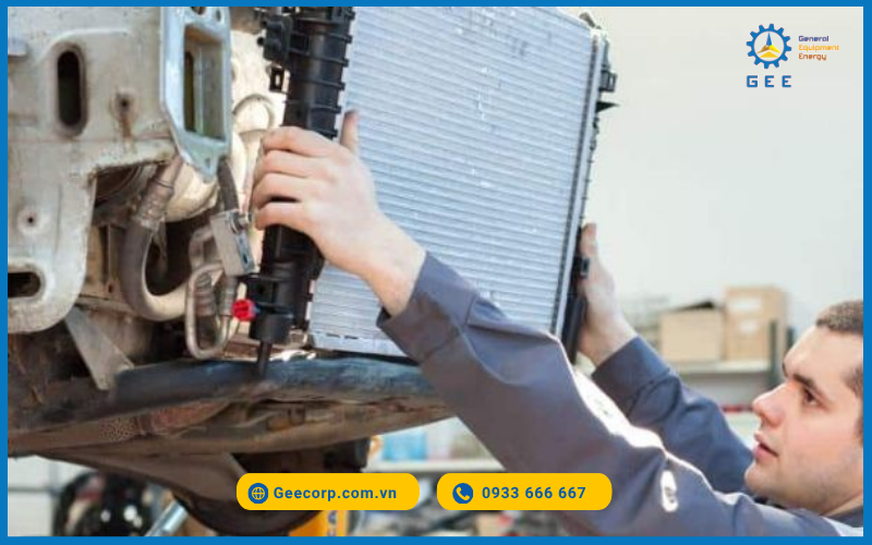 Xử lí két nước xe nâng hàng bị vỡ.