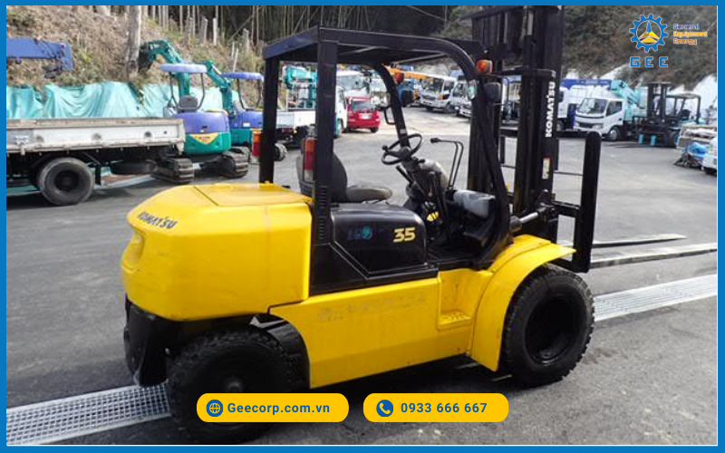 Komatsu-3.5-tan-la-mau-xe-nang-dau-noi-tieng-ve-đo-ben