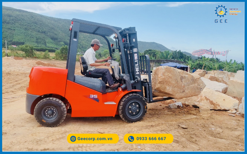 Xe-nang-dau-đac-biet-phu-hop-voi-cac-moi-truong-lam-viec-khac-nghiet-nhu-kho-vat-lieu-xay-dung,-khu-cong-nghiep,...